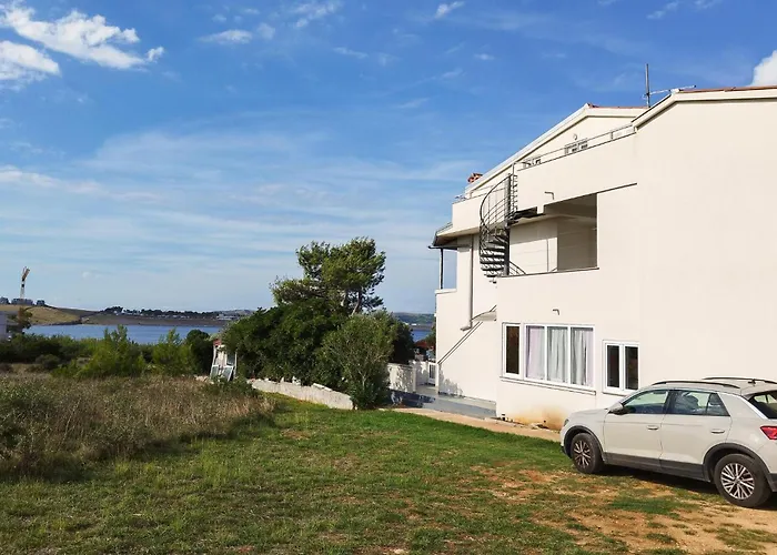 דירה Lovely In With House Sea View