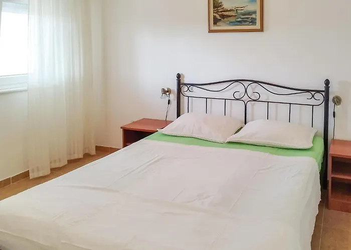 Апартаменты Lovely In With House Sea View Повляна